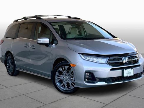 Used 2025 Honda Odyssey Touring image 2