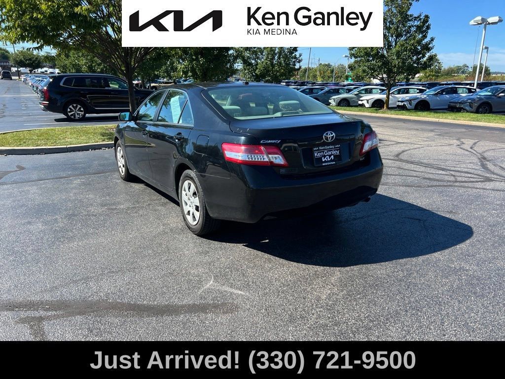 Used 2011 Toyota Camry LE FWD image 7