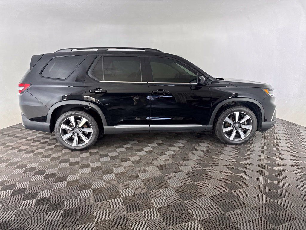 Used 2025 Honda Pilot Touring image 9