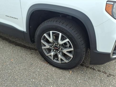 Certified 2023 GMC Acadia SLE w/ Driver Convenience Package image 4