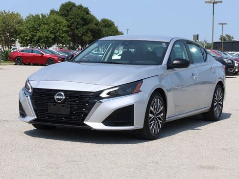 Used 2024 Nissan Altima 2.5 SV FWD image 6