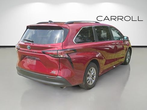 Used 2022 Toyota Sienna XLE FWD image 3