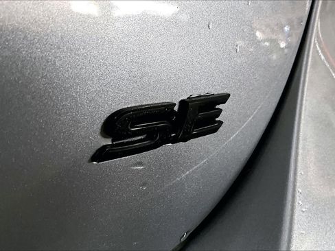 Used 2018 Toyota Camry SE image 9