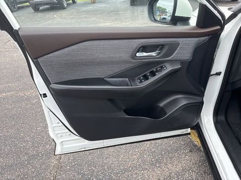 Used 2023 Nissan Rogue SV image 10