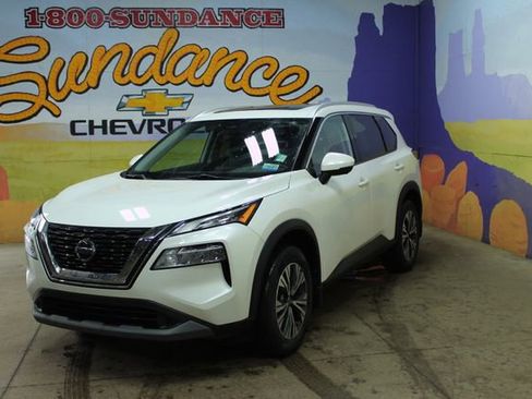 Used 2021 Nissan Rogue SV image 2