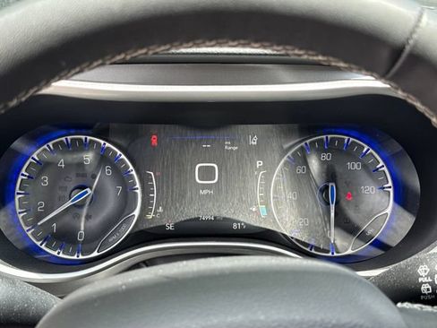 Used 2024 Chrysler Pacifica Touring-L FWD image 17