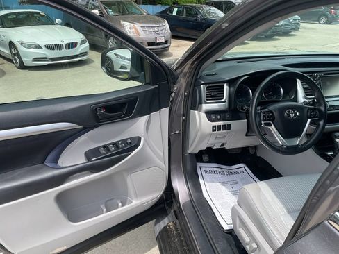 Used 2019 Toyota Highlander Plus AWD/4WD image 10