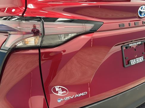 Used 2025 Toyota Sienna LE AWD/4WD image 39