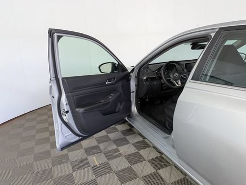 Used 2024 Nissan Altima 2.5 SV FWD image 10