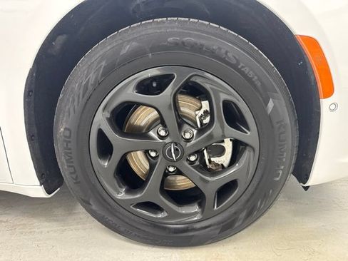 Used 2024 Chrysler Pacifica Limited FWD image 33