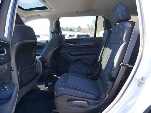 Used 2024 Jeep Grand Cherokee L Laredo image 16