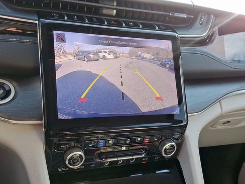 Used 2023 Jeep Grand Cherokee Overland image 4