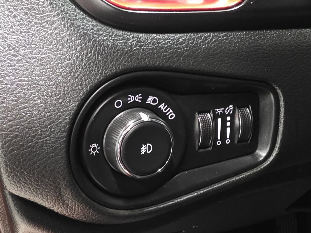 Used 2016 Jeep Renegade Trailhawk AWD/4WD image 26
