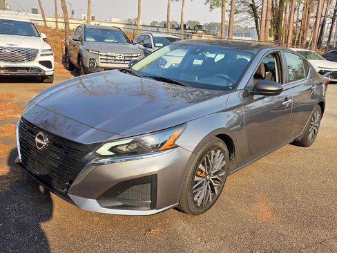 Used 2024 Nissan Altima 2.5 SV image 3