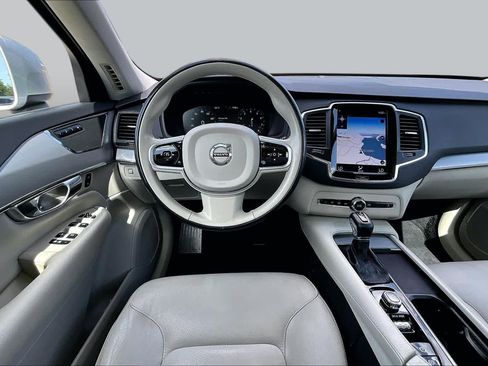 Used 2021 Volvo XC90 T5 Momentum w/ Protection Package Premier FWD image 6