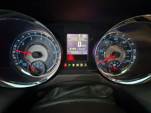 Used 2016 Chrysler Town & Country Touring-L image 15