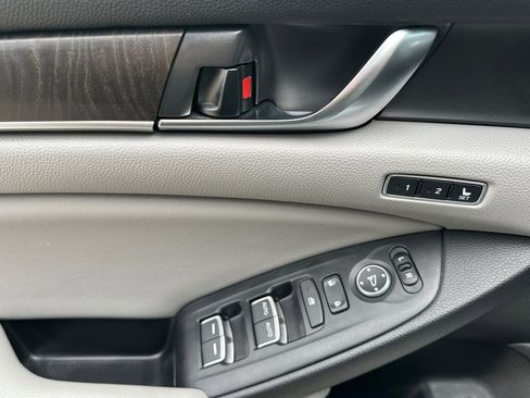 Used 2019 Honda Accord Touring image 11