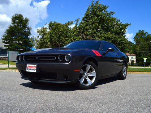 Used 2019 Dodge Challenger SXT RWD image 22