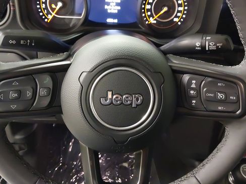 Used 2025 Jeep Gladiator Rubicon w/ Dual Top Group AWD/4WD image 35