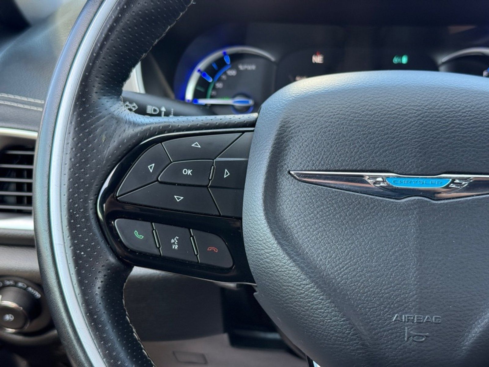 Used 2021 Chrysler Pacifica Limited w/ Uconnect Theater Family Group FWD image 22