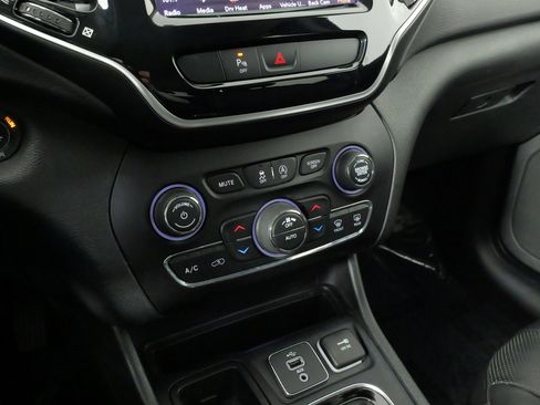 Used 2019 Jeep Cherokee Limited image 48