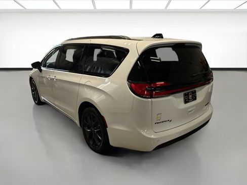 Used 2025 Chrysler Pacifica Limited FWD image 7