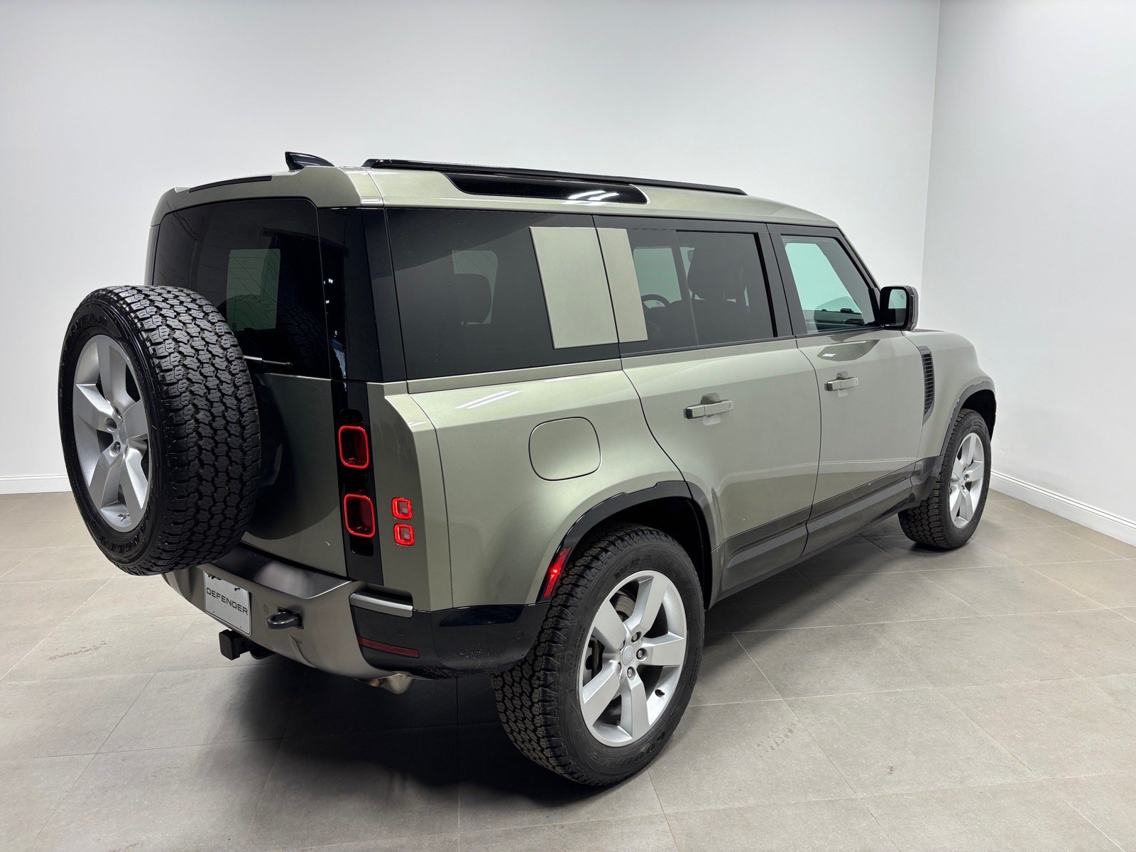 New 2025 Land Rover Defender 110 X-Dynamic SE AWD/4WD image 6