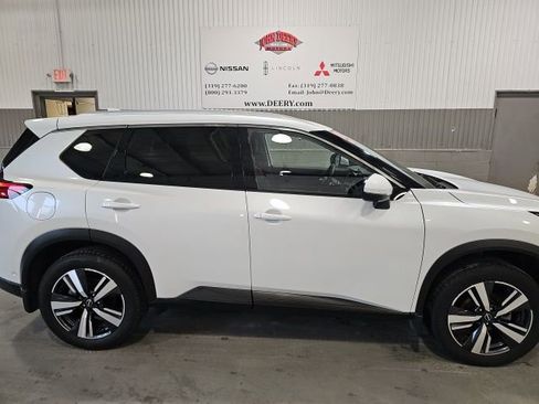 Used 2025 Nissan Rogue SL image 2