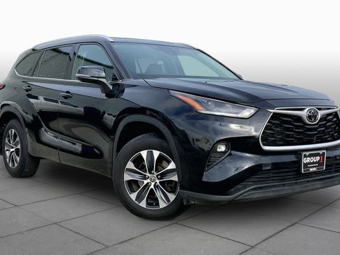 Used 2022 Toyota Highlander XLE AWD/4WD image 3