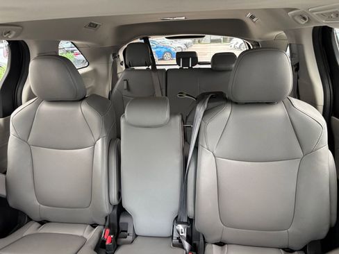 Used 2024 Toyota Sienna XLE FWD image 41