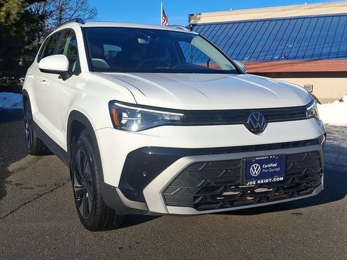 Certified 2025 Volkswagen Taos SE w/ Panoramic Sunroof Package image 2