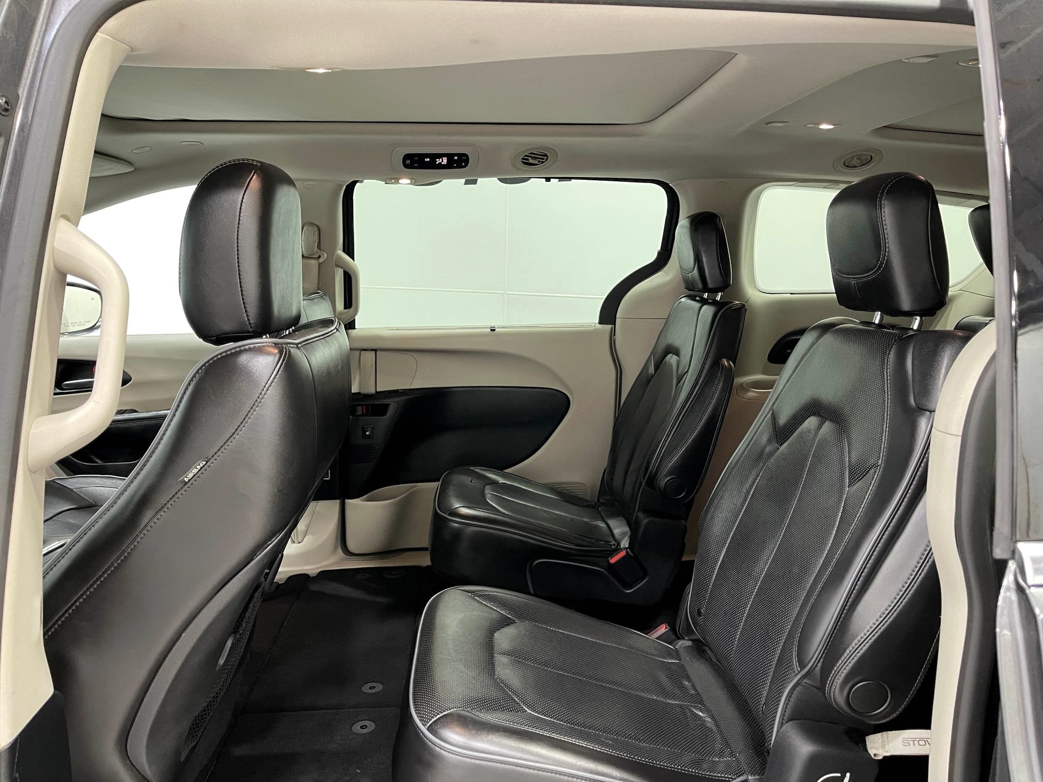 Used 2020 Chrysler Pacifica Limited FWD image 29
