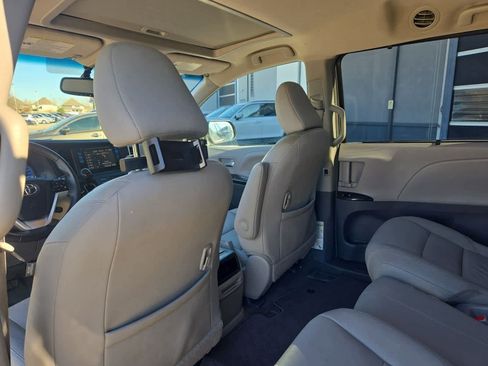 Used 2017 Toyota Sienna XLE image 18