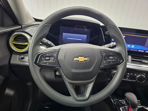 Used 2025 Chevrolet Trax LT FWD image 13