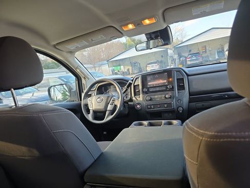 Used 2022 Nissan Titan SV image 13