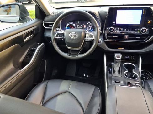 Used 2023 Toyota Highlander XLE FWD image 8