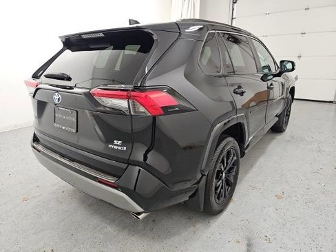 Used 2024 Toyota RAV4 SE w/ Convenience Package image 6
