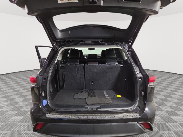 Used 2022 Toyota Highlander XLE FWD image 33