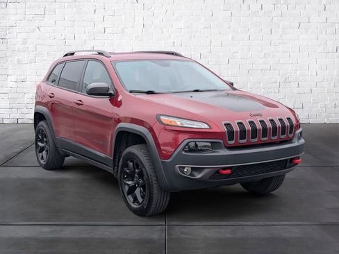 Used 2017 Jeep Cherokee Trailhawk image 2