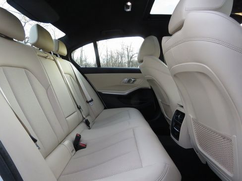 Used 2022 BMW 330i xDrive Sedan w/ Driving Assistance Package image 17