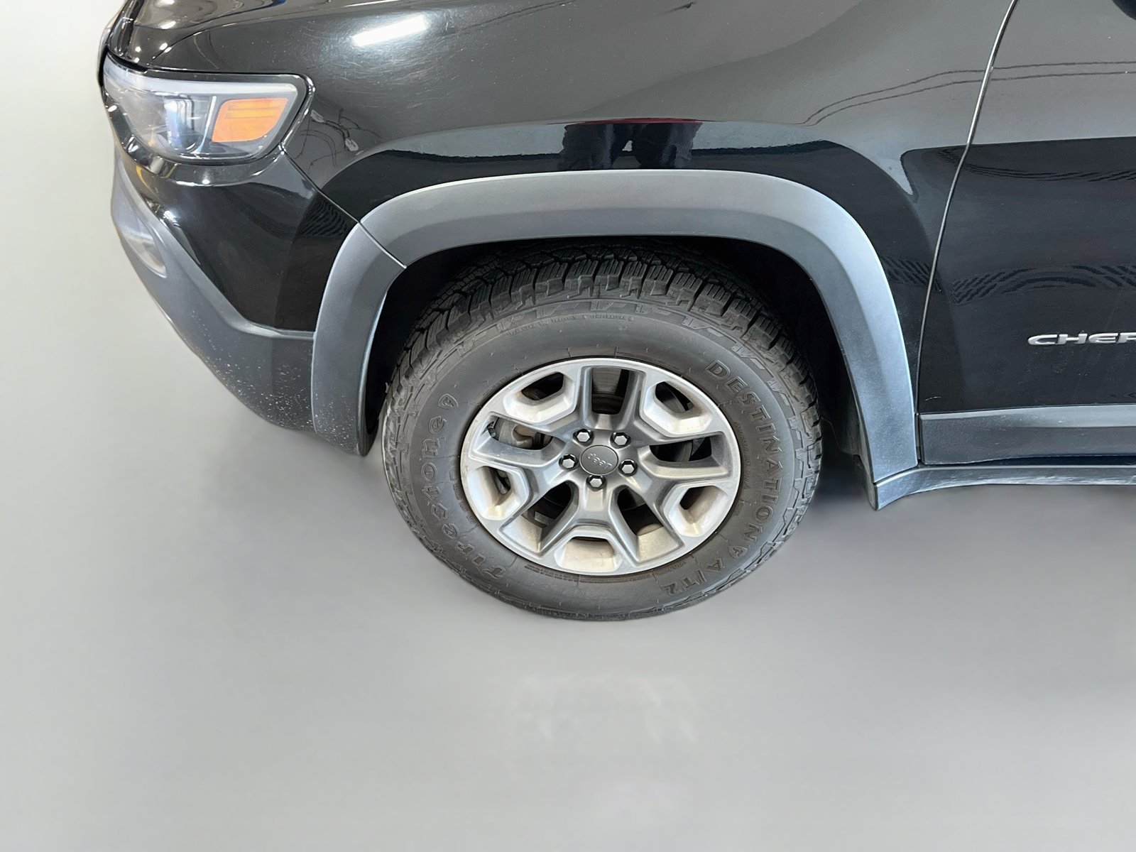 Used 2019 Jeep Cherokee Trailhawk w/ Cold Weather Group AWD/4WD image 32