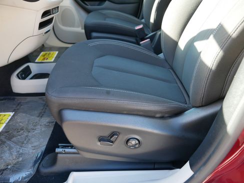 Used 2022 Chrysler Voyager LX image 20