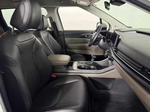 Used 2025 Kia Carnival FWD image 31