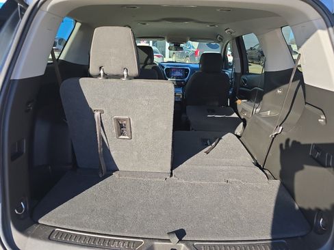 Used 2023 GMC Acadia SLE image 17