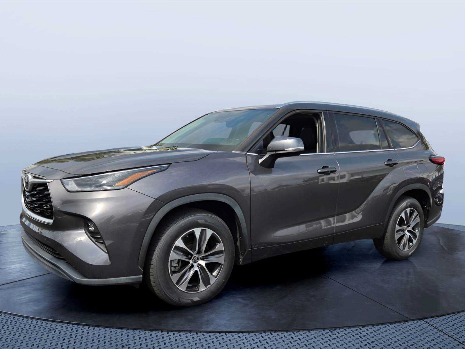 Used 2021 Toyota Highlander XLE FWD image 2