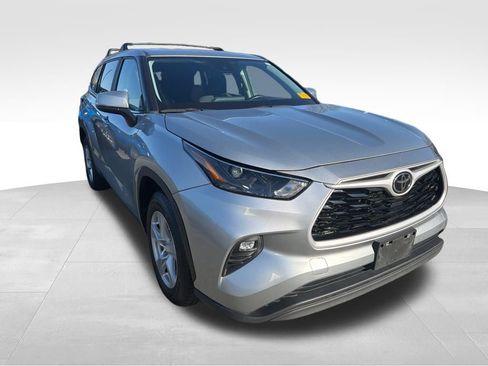 Used 2023 Toyota Highlander LE image 7