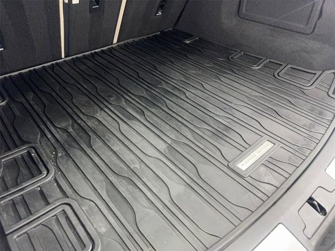 Used 2022 Land Rover Range Rover Velar R-Dynamic S image 81