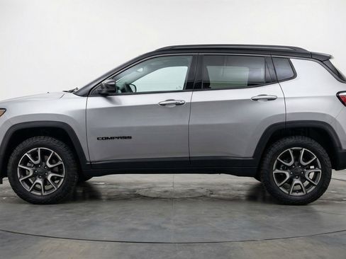 Used 2025 Jeep Compass Trailhawk image 5