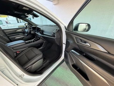 Used 2025 Chevrolet Traverse LT image 15