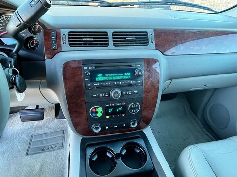 Used 2010 Chevrolet Suburban LT image 12